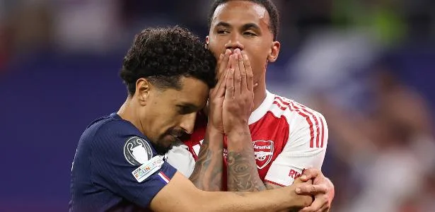 Marquinhos ganha prêmio por consolar Magalhães após pênalti na Champions