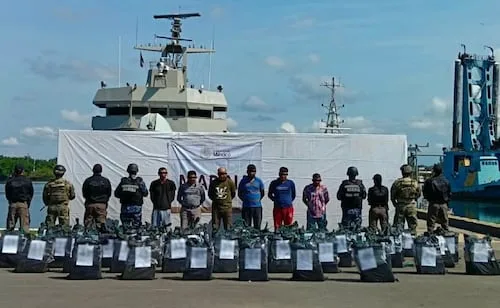 VIDEO: México y EU lanzan operativo en altamar; detienen a 7 personas y aseguran 1.2 toneladas de cocaína