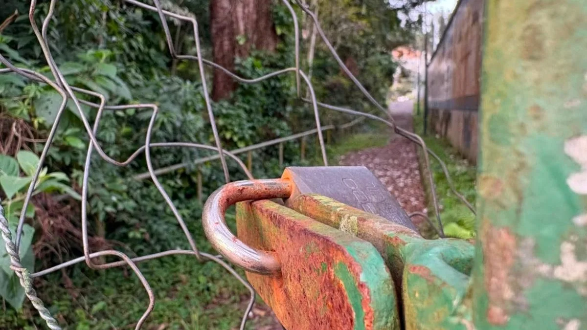 Parque estratégico no Centro de Blumenau é tomado por abandono após meses fechado