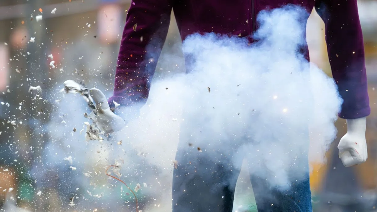Mit Chemikalien hantiert: Jugendliche verletzen sich bei Pyrotechnik-Versuch