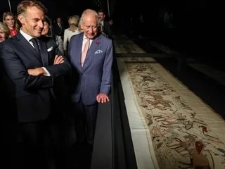 La Tapisserie de Bayeux inaugurée à Londres : Emmanuel Macron et le roi Charles III saluent « un geste d’amitié »