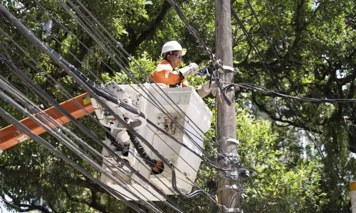 Manutenções provocam suspensões temporárias de energia em quase 30 bairros de Salvador; veja lista