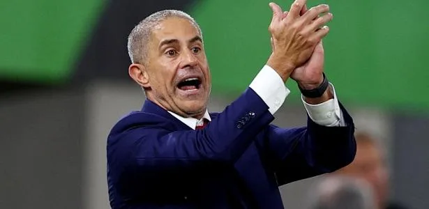 Sylvinho elogia Gabriel Jesus e exalta talento de Lamine Yamal no Barça