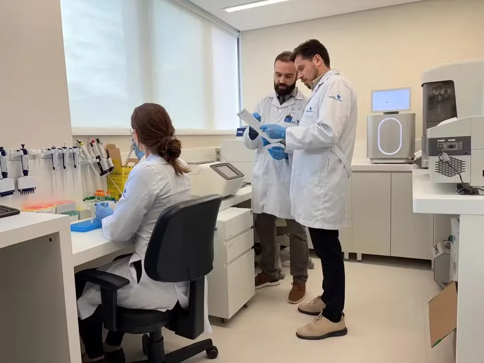 Exame de sangue para Alzheimer está disponível no Brasil; veja quem pode fazer