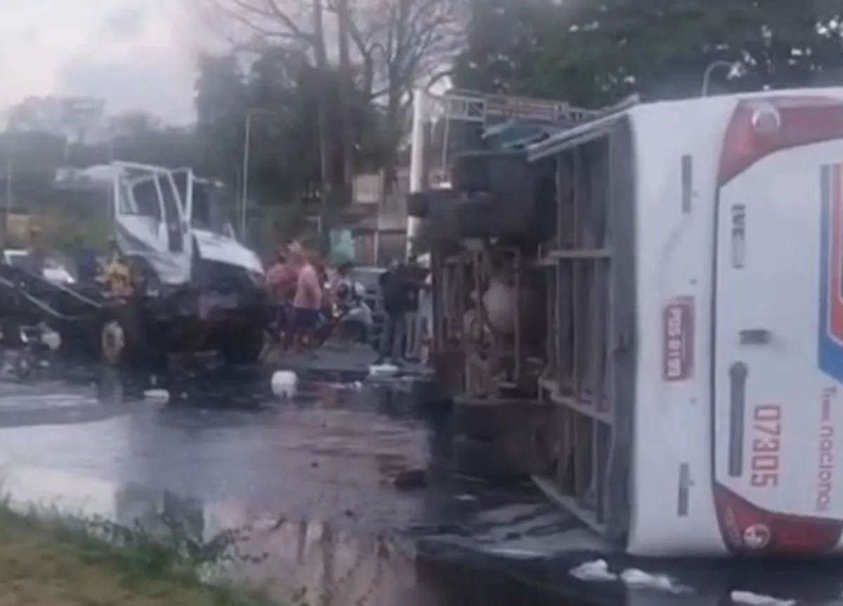 Caminhão desgovernado atravessa pista, acerta ônibus e deixa ao menos 8 feridos na rodovia PE-15; VÍDEO