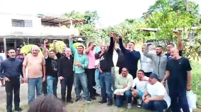 Tras ser excarcelados, 25 expresos políticos del caso "Plaza Venezuela" exigieron justicia frente a El Rodeo I (VIDEOS)