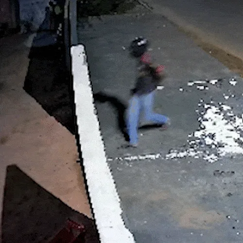 Câmeras flagram homem armado invadindo bar e ameaçando clientes