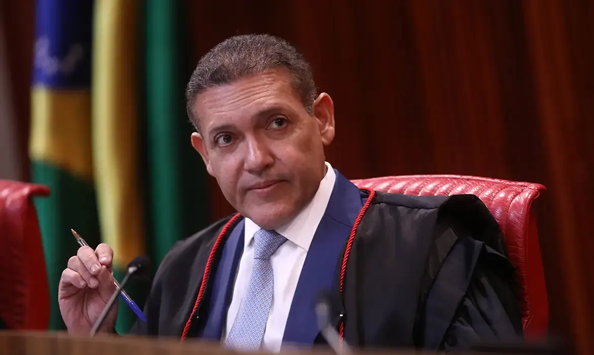 Kassio Nunes Marques censura mais uma vez “Exército de Lula”, de Janones