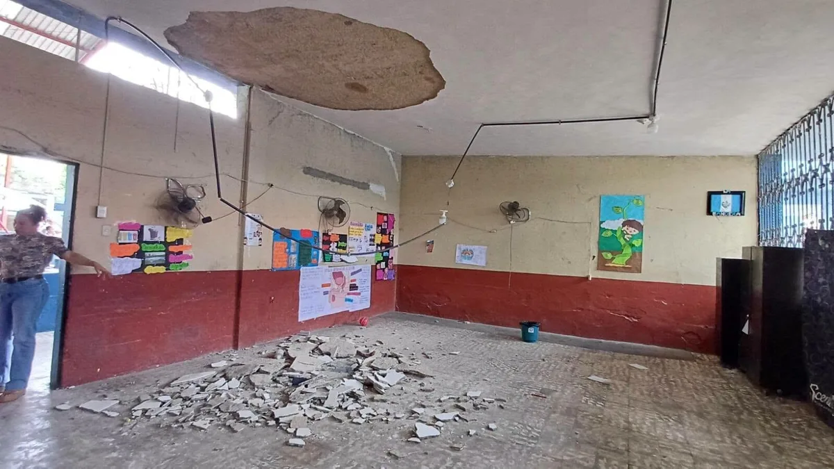 Las lluvias que golpearon dos escuelas de Guatemala: un techo colapsado en Chiquimula y drenajes reventados en Sacatepéquez