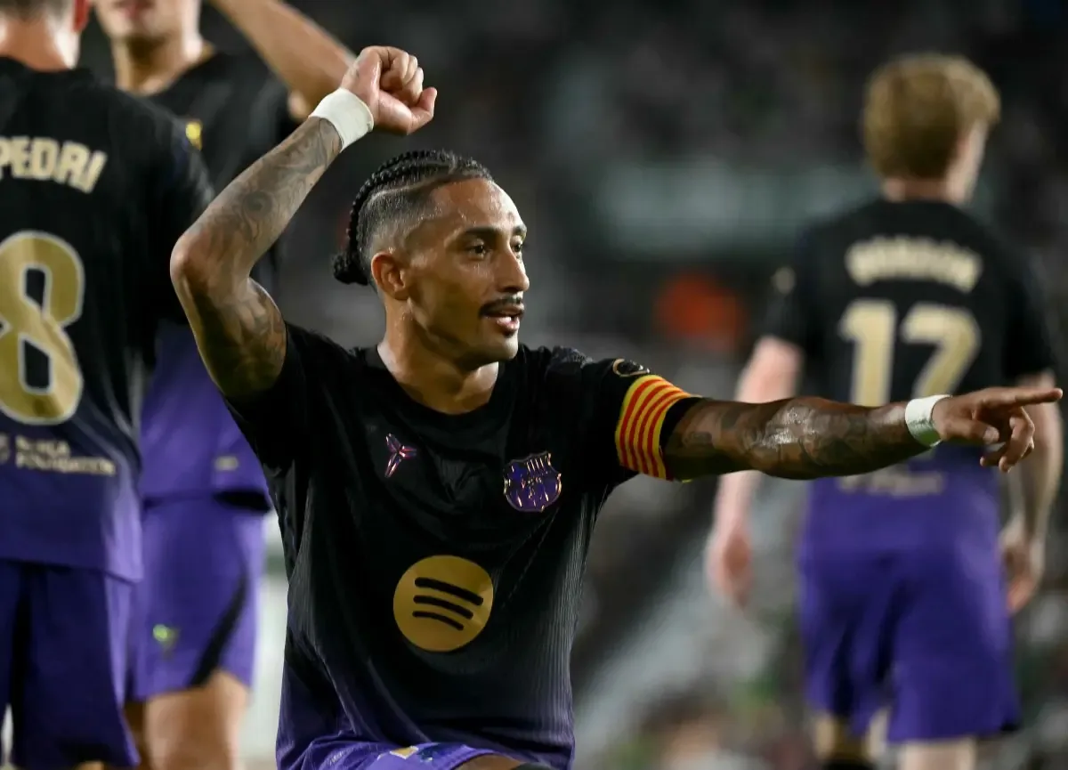 Com dois de Raphinha, Barcelona goleia Elche em estreia pelo Espanhol