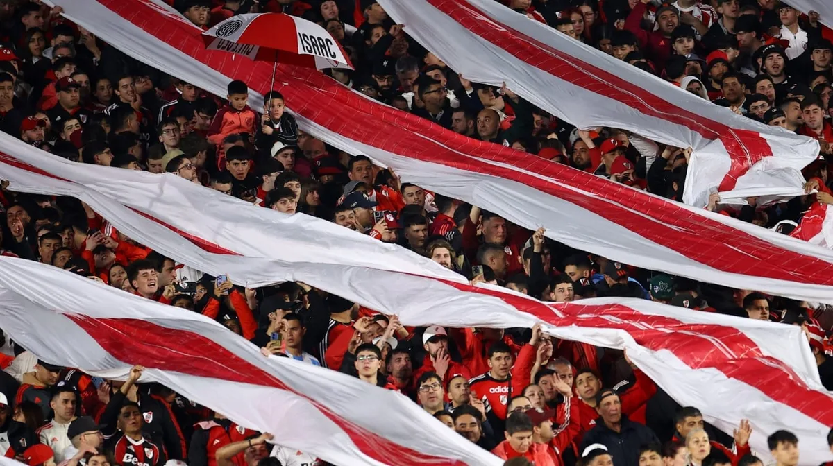 Un hincha de River murió tras la eliminación en la Copa Sudamericana: sufrió un paro cardíaco en el Monumental
