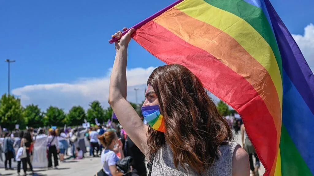 Turquia amplia repressão e prende ativistas LGBTQIA+ em operação nacional por 'valores familiares'
