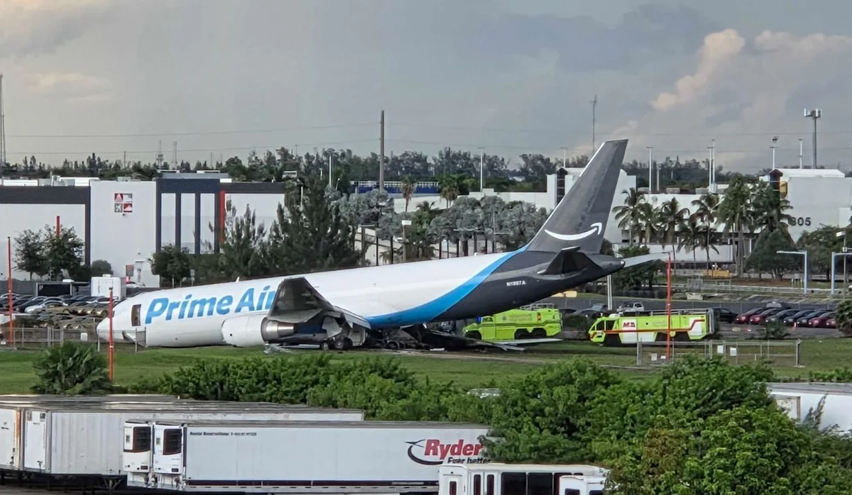 Avião de carga da Amazon sai da pista, se choca com veículos, pega fogo e deixa 5 mortos em Miami