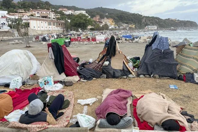El Gobierno asegura que los 3.000 migrantes que siguen en las calles de Ceuta serán conducidos a "espacios adecuados" en "las próximas semanas"