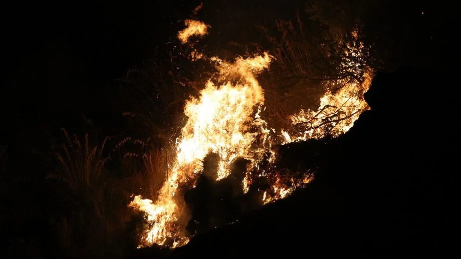 Touché par la foudre, le clocher d'une église d'Aveyron prend feu