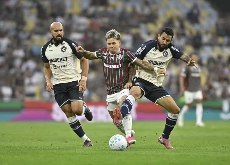 Fluminense vence o Remo de virada e se mantém no G4