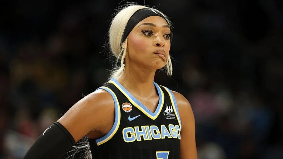 DiJonai Carrington hits two players across the face, receives technical foul after Sophie Cunningham drama