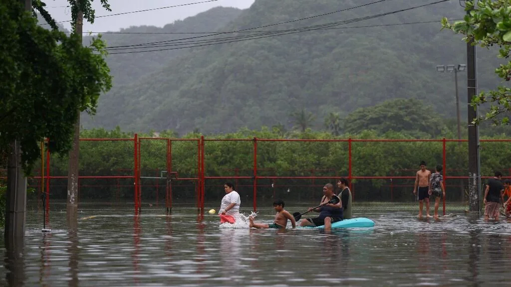 México: el huracán Simón golpeó la costa del Pacífico y causó un muerto y graves inundaciones