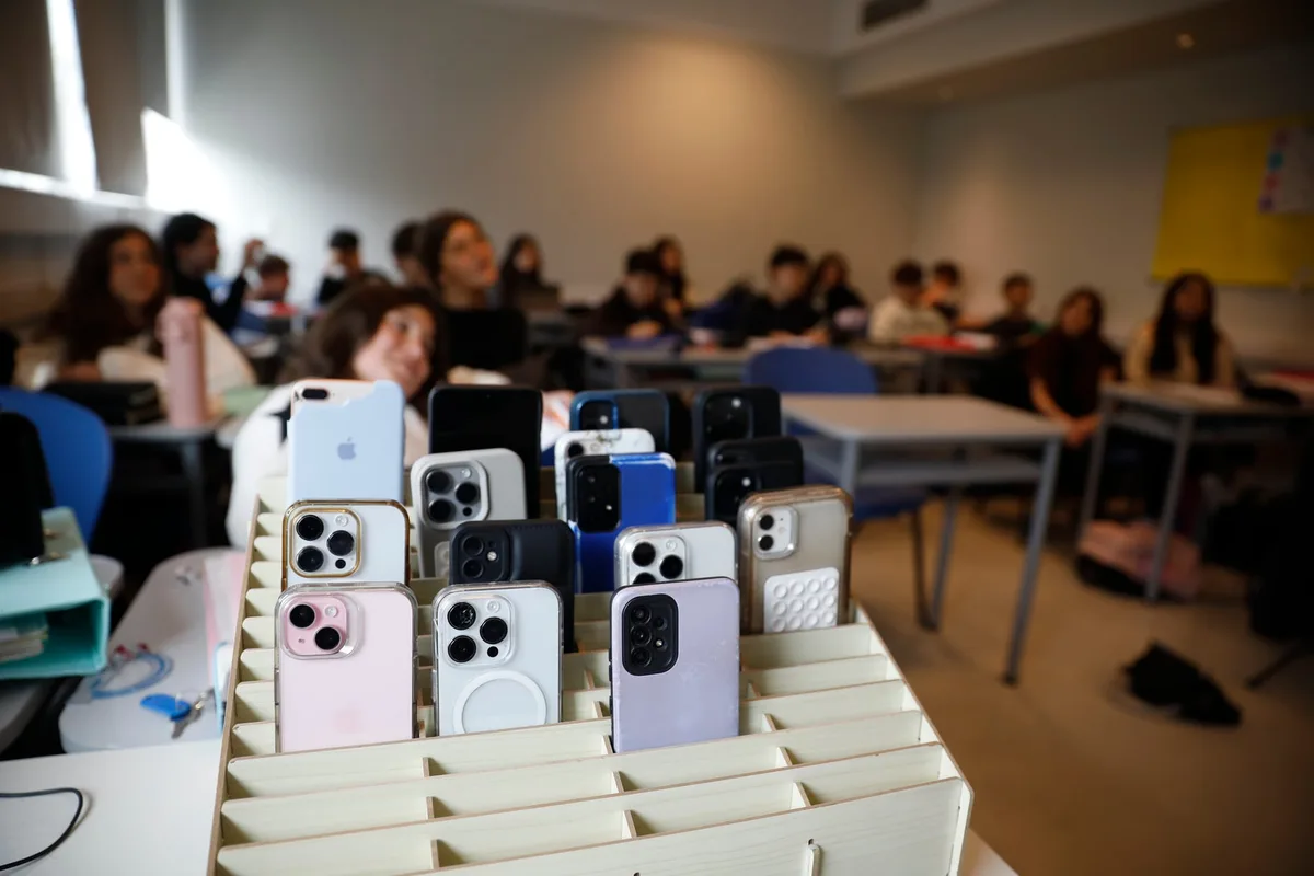“Conflictos con las familias”: los colegios privados piden autonomía para decidir si sacar o no los celulares de las aulas