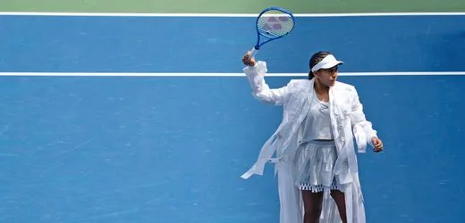 Tennis: Pelzmantel, Catsuit, Brandy – wenn der Platz zum Laufsteg wird
