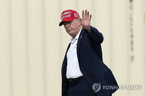 트럼프 "이란, 백기 항복해야…오만이 방해하면 폭격할 것"