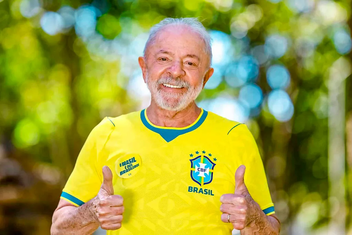 Lula entra em missão de Janones e publica foto para resgatar símbolos nacionais