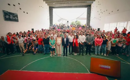 Mariana Rodríguez entrega 2 mil 500 tarjetas de Ayudamos a las Mujeres en Nuevo León; incluyen transporte gratuito