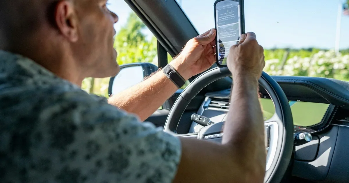 Es oficial: el Gobierno de Trump revisará caso por caso y quitará la licencia de conducir a las personas que hayan usado el celular al volante y cometido infracciones