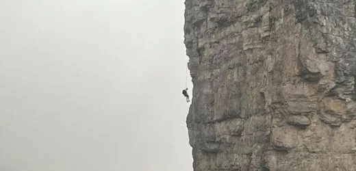 Bergrettung in den Dolomiten: Mann baumelt hilflos vor einer Felswand, dann zieht ein Gewitter auf