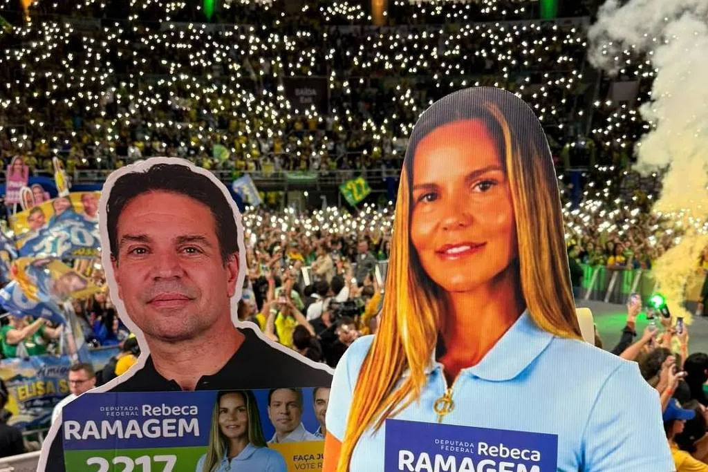 Mulher de Ramagem faz campanha virtual com 'candidata de papelão' pelas ruas do RJ
