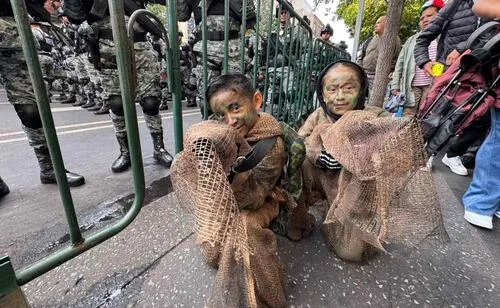 Osiris Mayte y Víctor Hugo, dos pequeños francotiradores que roban miradas en el Desfile Militar; esta es su historia