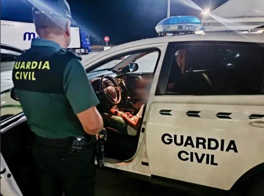 Recorre 140 kilómetros antes de darse cuenta de que había dejado “accidentalmente” a su hijo de 10 años en una gasolinera de Aldea del Cano (Cáceres)