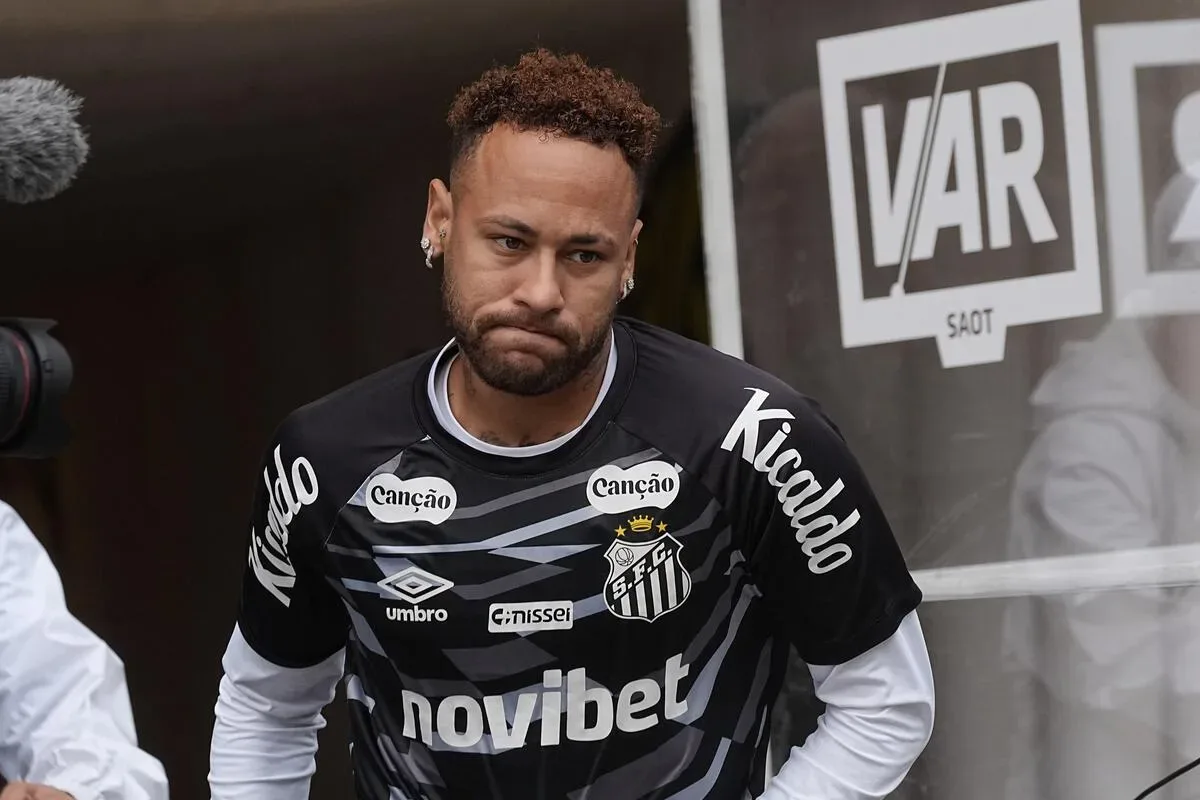 Gramado sintético pesa, e Neymar será desfalque do Santos contra o Palmeiras