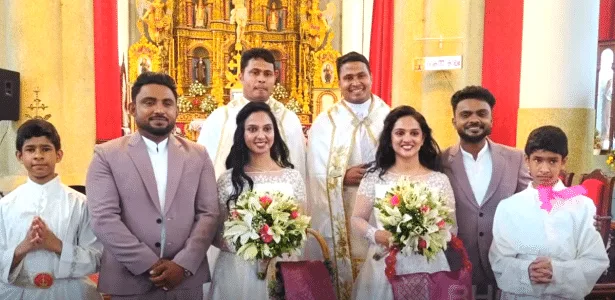 Gêmeos se casam com irmãs gêmeas diante de padres e coroinhas também gêmeos