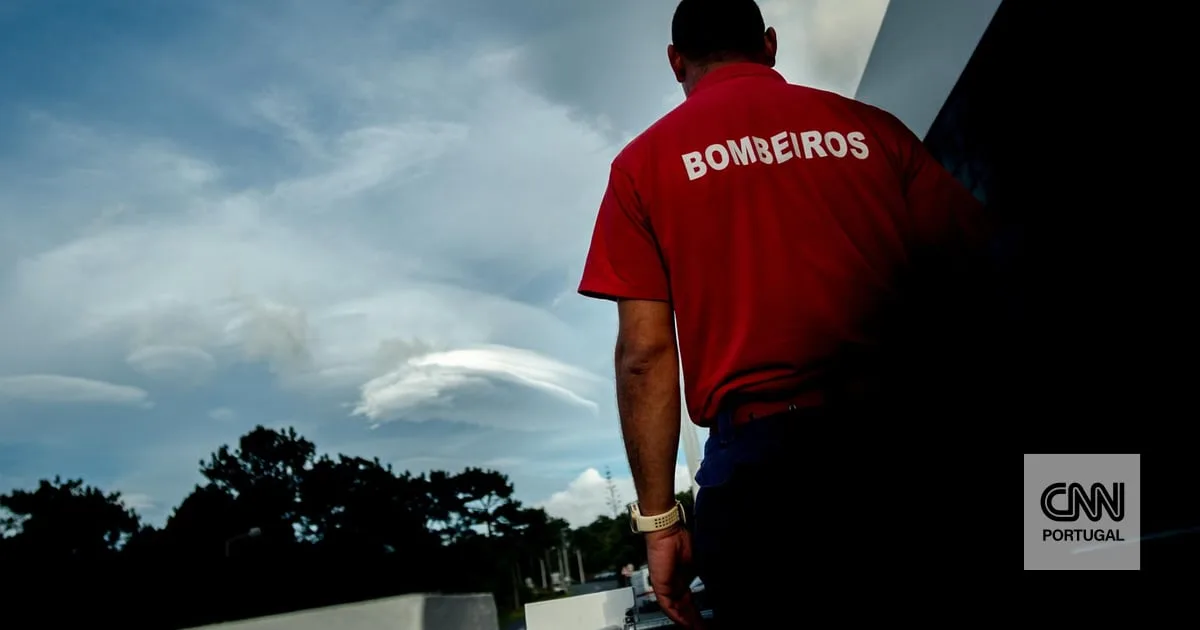 Quatro bombeiros feridos em despiste de veículo em Arouca. Há três grandes incêndios ativos no país