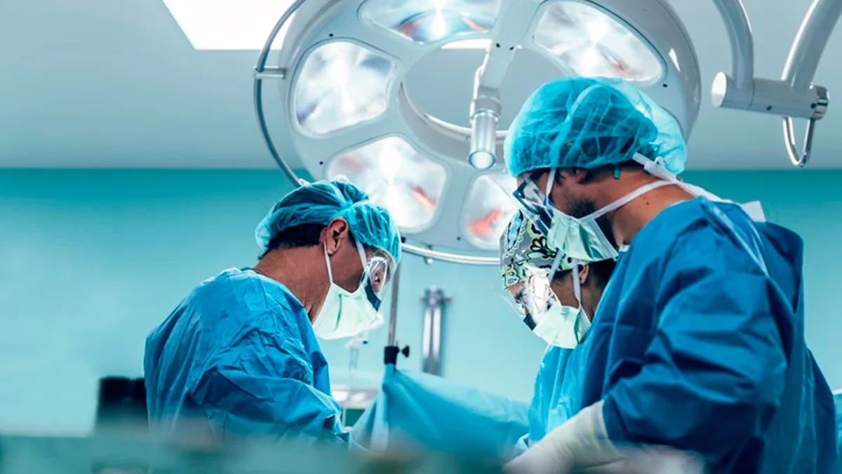 Condenan a la Sanidad de Andalucía a indemnizar con 348.600 euros a una mujer que tuvo ictus tras una cirugía: los médicos no reaccionaron ante una “previsible” complicación