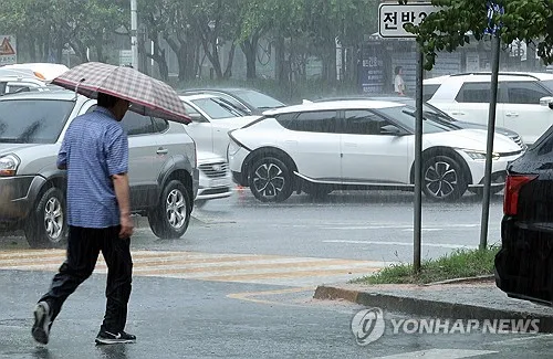 [날씨] 전국 무더위 속 곳곳 소나기…수도권·강원 새벽까지 비