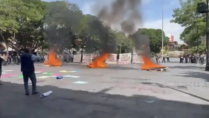 Protesta en Cuernavaca: Normalistas de Amilcingo bloquean el Palacio de Gobierno