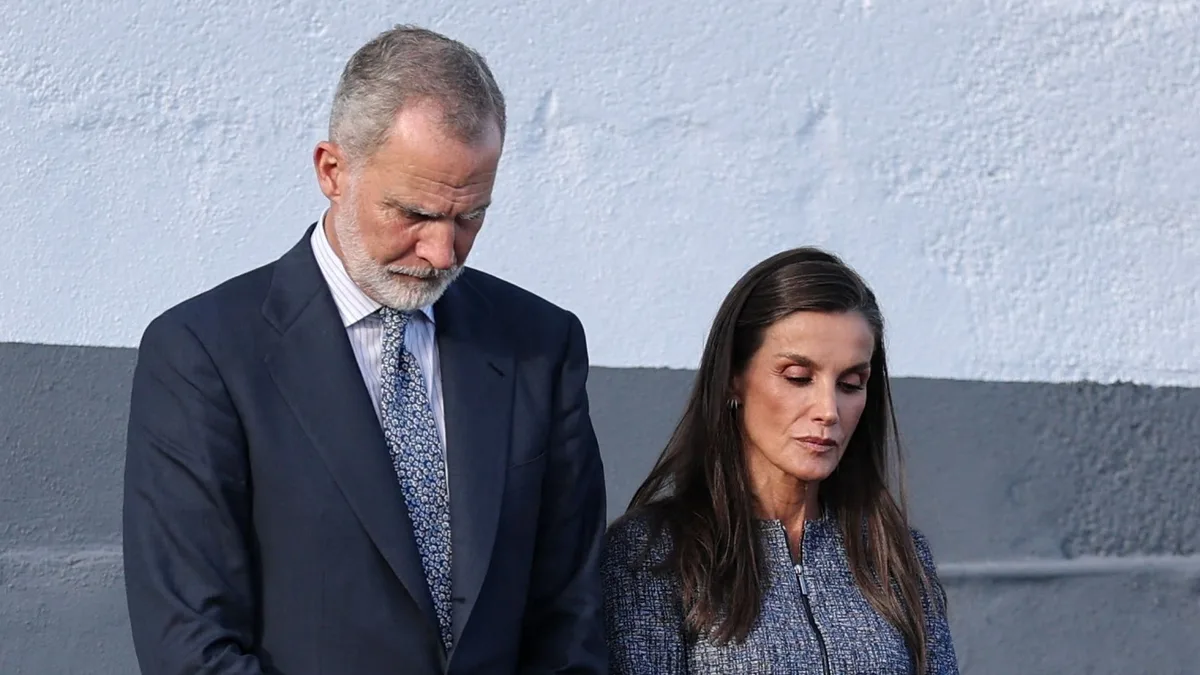 Los reyes Felipe y Letizia rinden homenaje a las víctimas de la tragedia de Ceuta: la tristeza y el respeto ante los 90 fallecidos