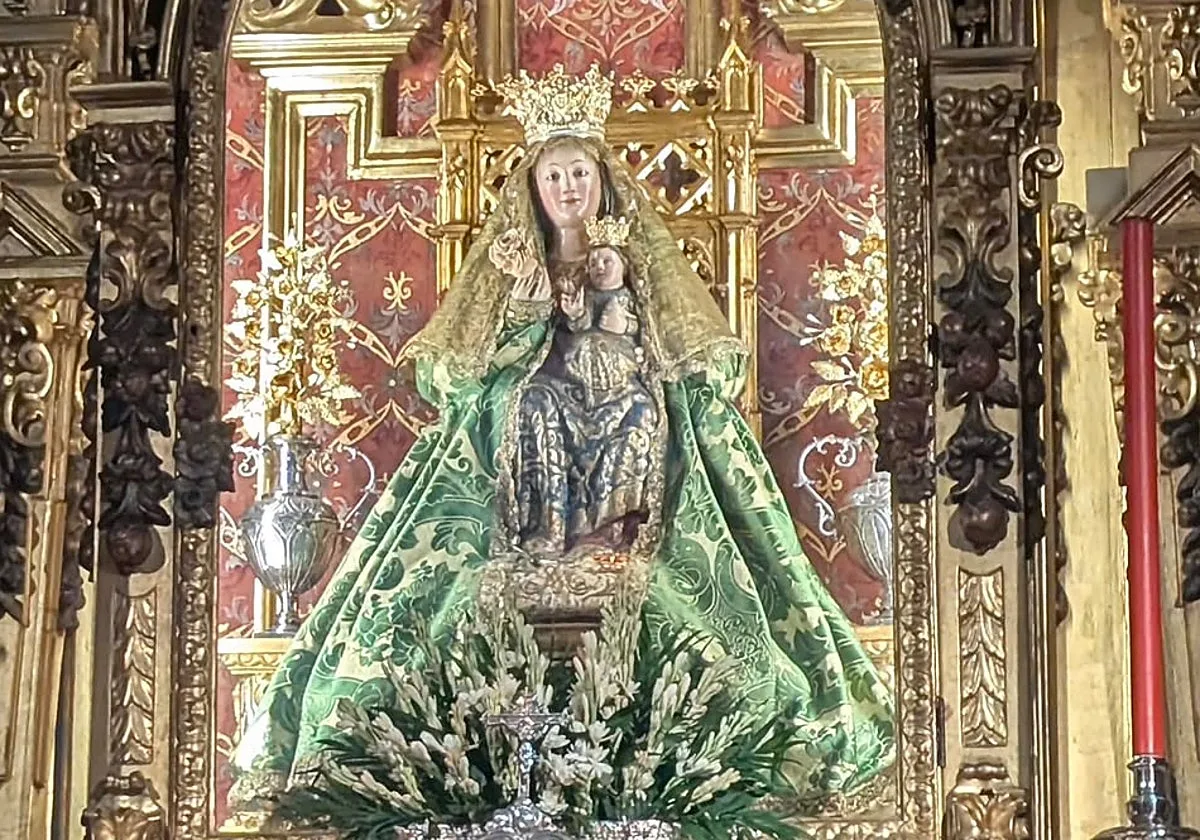 Arranca la semana de Valme en Dos Hermanas con el traslado de la Virgen al Altar Mayor de Santa María Magdalena