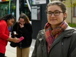 « Le cerveau va se tourner vers d’autres activités » : le smartphone interdit au lycée, les conseils d’une psychologue