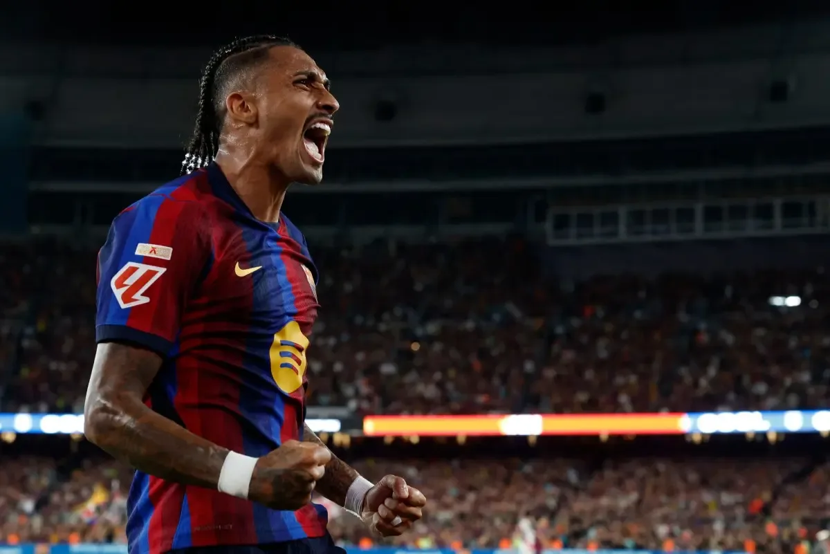 Com dois de Raphinha, Barcelona vence Rayo Vallecano sob olhar de Gabriel Jesus