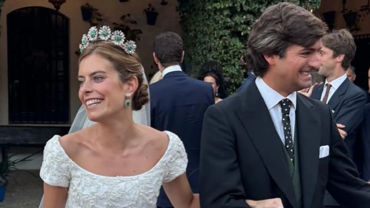 La boda de Cristina Escudero Márquez, ahijada del Rey y nieta de Tessa de Baviera, en Sevilla con la histórica tiara de las esmeraldas de Isabel II