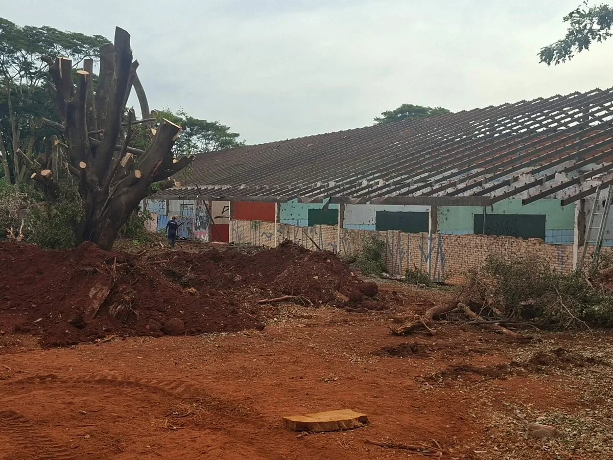 Após anos de abandono, prédio na Guaicurus começa a dar lugar a policlínica