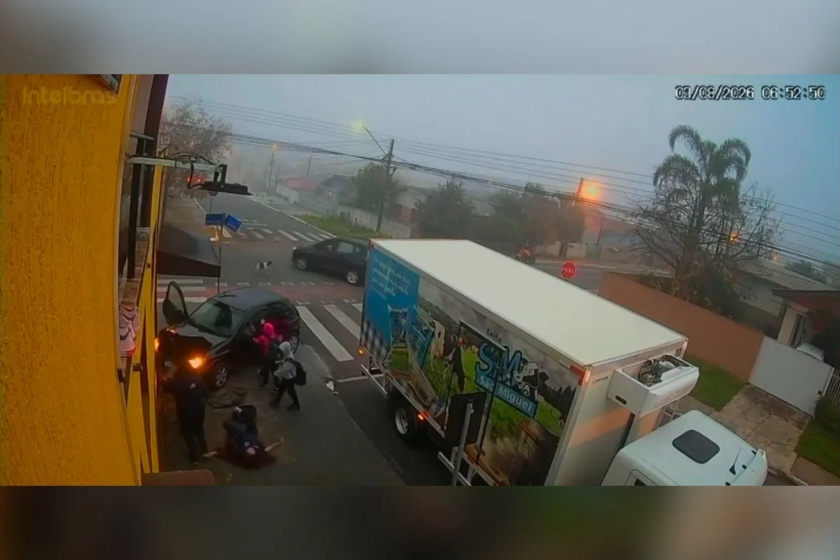 Por ciúmes, mulher joga carro em calçada para matar adolescentes