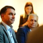 Investigado por diversos crimes, Flávio Bolsonaro leva Brasil ao precipício autocrático