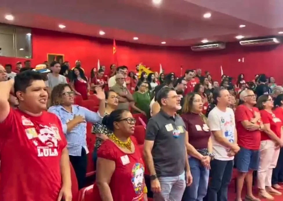 Apoiadores cantam Hino Nacional em Rio Branco durante ato de Lula