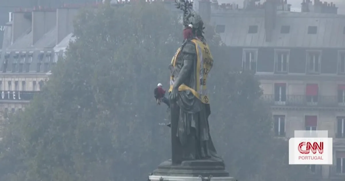 Manifestantes colocam colete amarelo sobre a estátua de Marianne em Paris. Monumento personifica a República Francesa