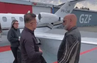 Helicóptero desaparece com cantor Rick: buscas ocorrem “no meio da mata”