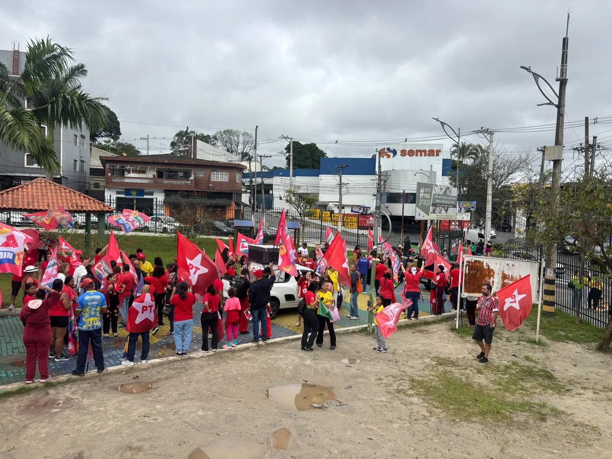 Manifestantes fazem ato de apoio à reeleição de Lula em Ferraz de Vasconcelos